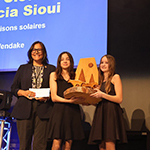 Deux participants tenant un trophée et se tenant aux côtés de la sénatrice Audette.