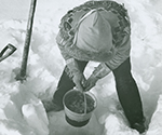 Puiser de l'eau sous la glace